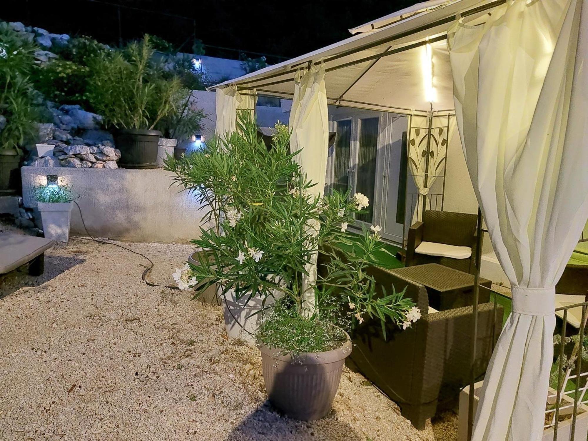 Family Apartment Villa Zrnka S Besplatnim Parkingom 로비니 객실 사진
